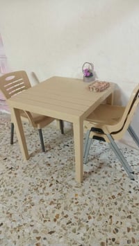 ميز • ٢ كراسي