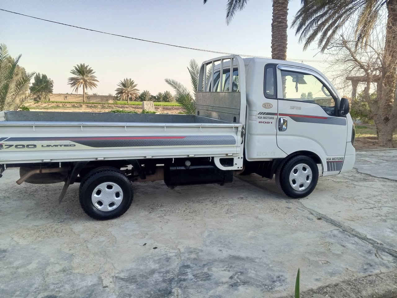 السلام عليكم كيا حمل موديل 2013 رقم ديالى مكفوله من الصبغ والمعجون  مكينه مكفوله شاصي كير اكسل جديد تخم تأير باتري جديد تدفئه تبريد شغال السعر 100 ورقه للاتصال ***********////***********.  ديالى الخالص 
ورجاا الموو شراي لايكسر بمال العالم
