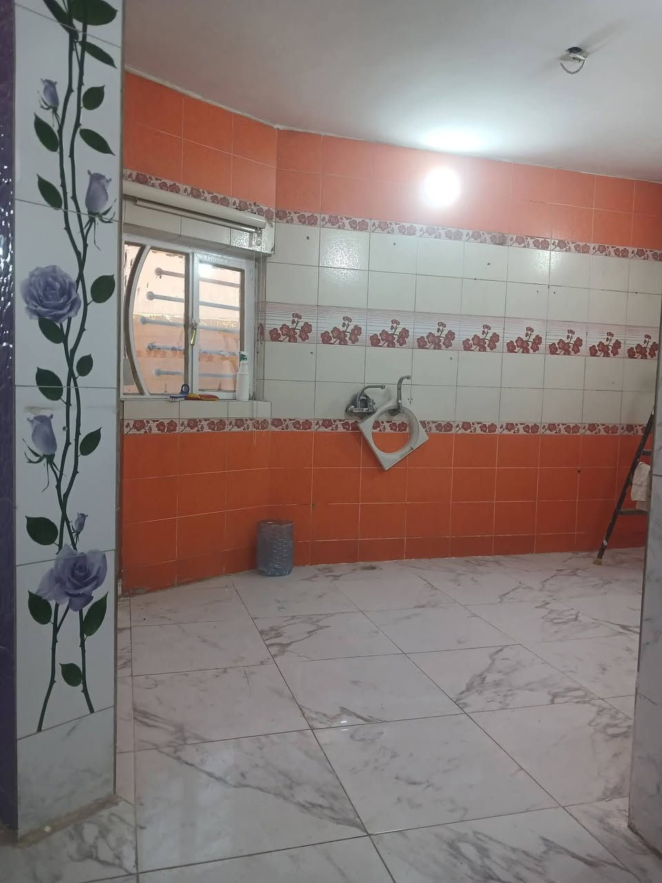 للبيع بيت 🏡 طابو صرف فى #المواصلات_الثانية مساحته #١٣٥م ركن واجهه ١٢ يحتوي على #ثلاث_غرف_نوم وصاله وحولي وخدمات وكراج  للإستفسار اتصال 🤙 على الرقم 
***********
#الجميع
