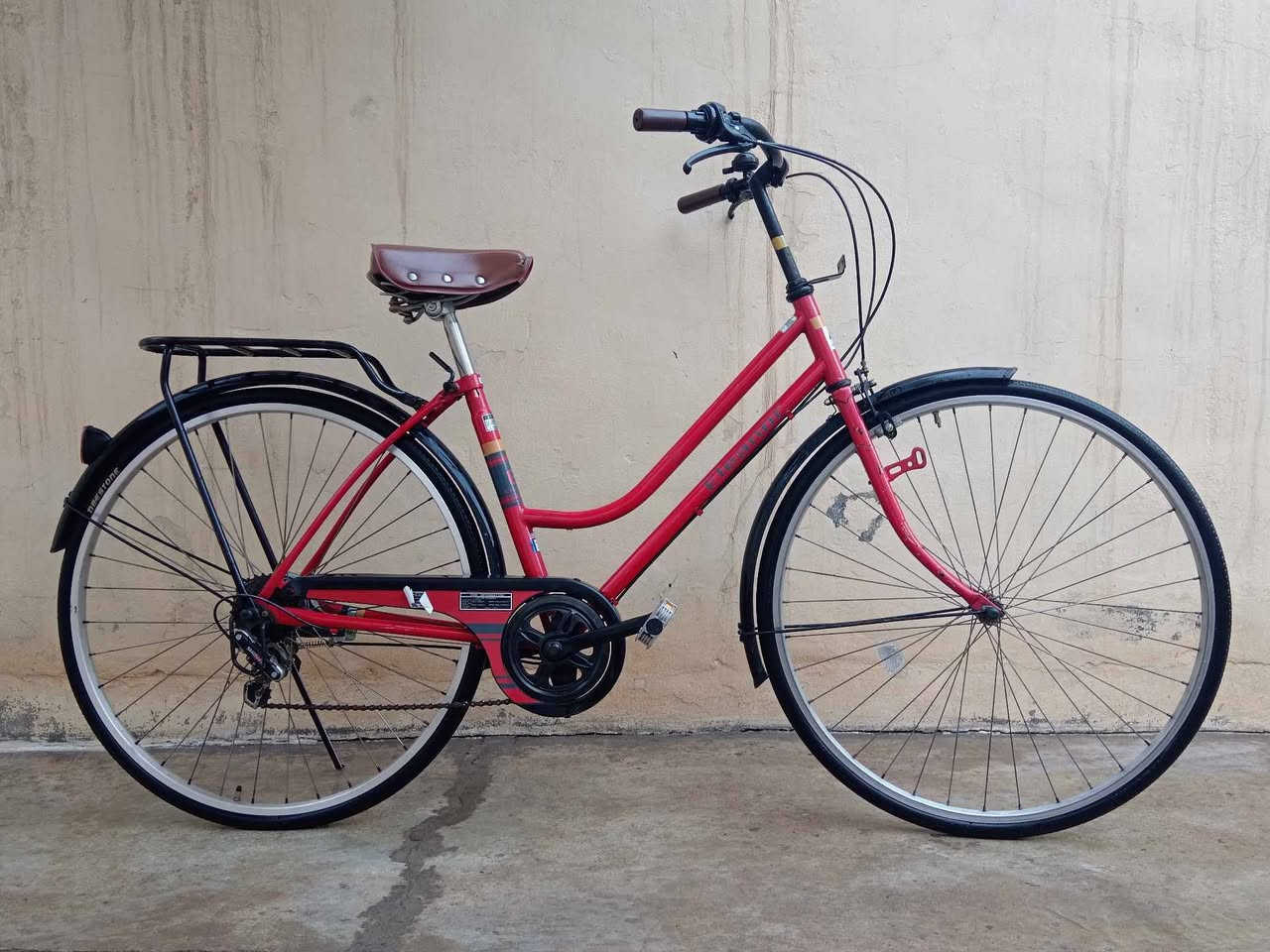 بايسكل ياباني للبيع حجم 27  لون احمر ابو الگير  6 نمره نضيف كلش باله سعره 125 بي مجال لشراي ***********
