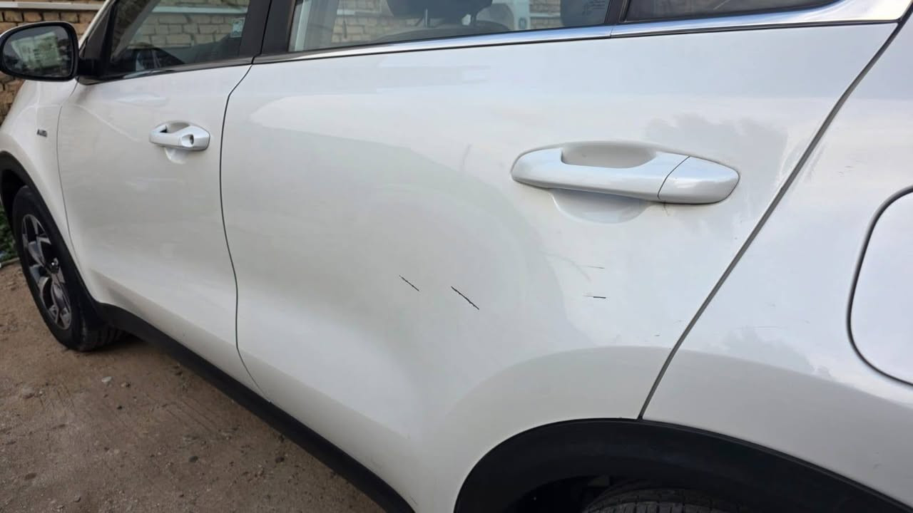 كيا سبورت AWD
 اوتو ويل درايف 
موديل 2021 
رقم اربيل باسمي 
ماشية 92 الف كيلومتر قابل للزيادة 

محرك 2400 GDI 
رادار امامي
تحديد مسار
لايت ليد 
لون ابيض 
باقي المواصفات واضحة بالصور 
السونار مرفق ويه الصور وصور الحادث 

والاهم من الحجي الهواي تجي تجربها وتشوفها شكد ناعمة ونشطة ومتعوب عليها من ناحية الادامة المستمرة وغيرها 

حاليا بيها شخطين بالباب الخلف السايق موضحها بالصور 
والدعامية الخلفية محتاجة صبغ وموضحة بالصور 

غير هذا السيارة ما ناقصها كلشي 

***********
***********

السعر 170 ورقة 
 للاسف ما الحك اتابع التعليقات 
للتواصل الاتصال ع الارقام بيهن واتساب والخط مفتوح بكل وقت 
شكرا
