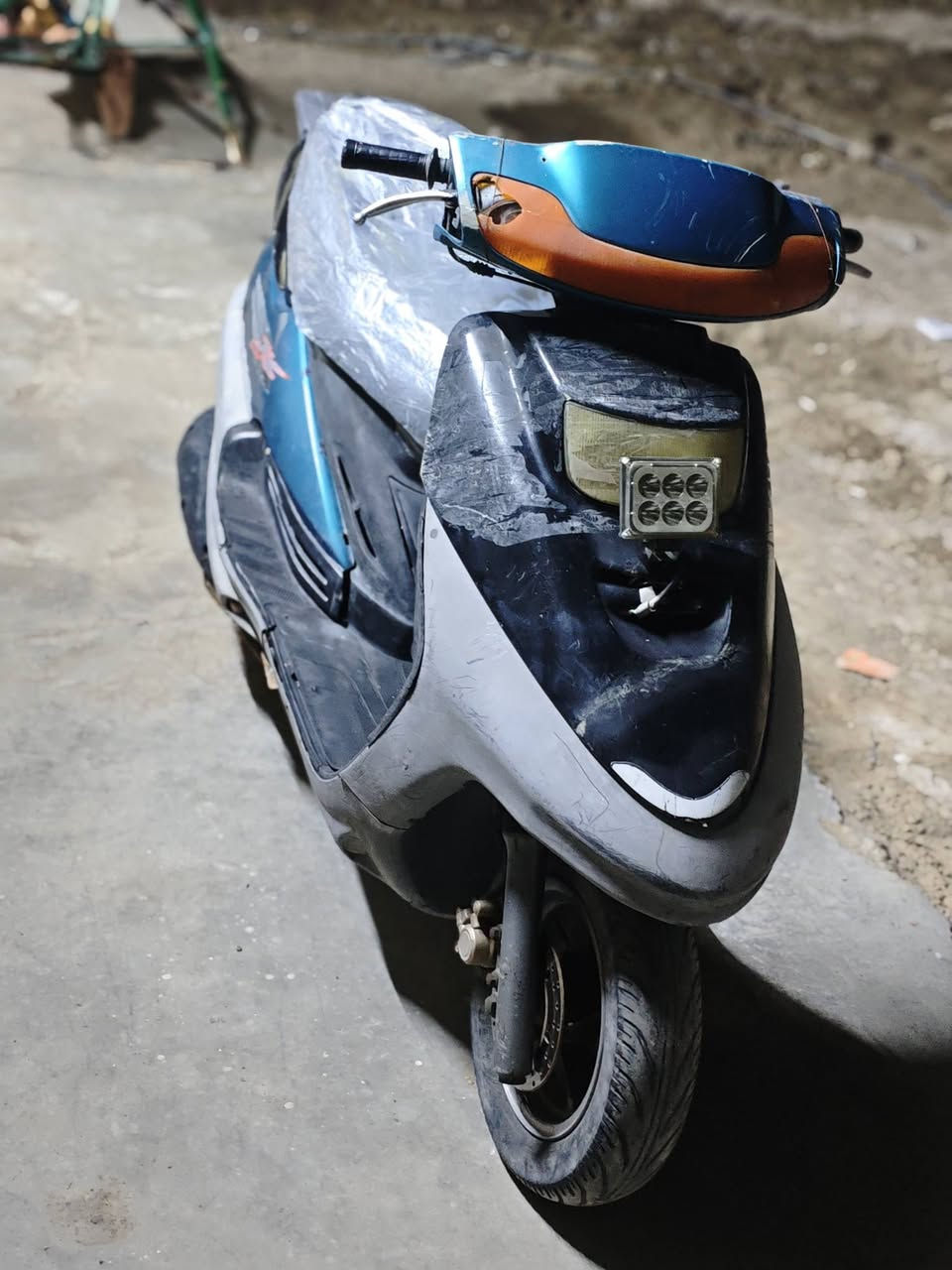 سلام عليكم دراجه فراشه للبيع سرعه 100 💥
دراجه كابريتر جديده 🔋
تأيرات جدد🔋
دراجه متروكه يرادلها تجفيت🪫
تشتغل هندر واحد بس أدخن ⚡
يرادلها ترتيبات ⚡
مكاني بغداد الانتصار قرب قوس بوب الشام 
سعر الدراجه 150وبيها مجال 
***********📞
