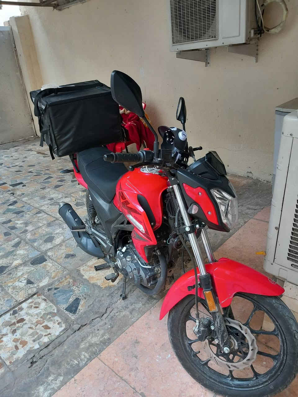 سلام عليكم دراجة ار كي للبيع موديل 2025 مرقم كامل سنوية واوراق كاملة دراجة زيرو ماشية 1500 صارلي شهرين اشتريتهة من عجلة الخليج سبب البيع ظروف مكاني بغداد مدينة الصدر قطاع 4 السعر (2700) وبيها مجال ***********
