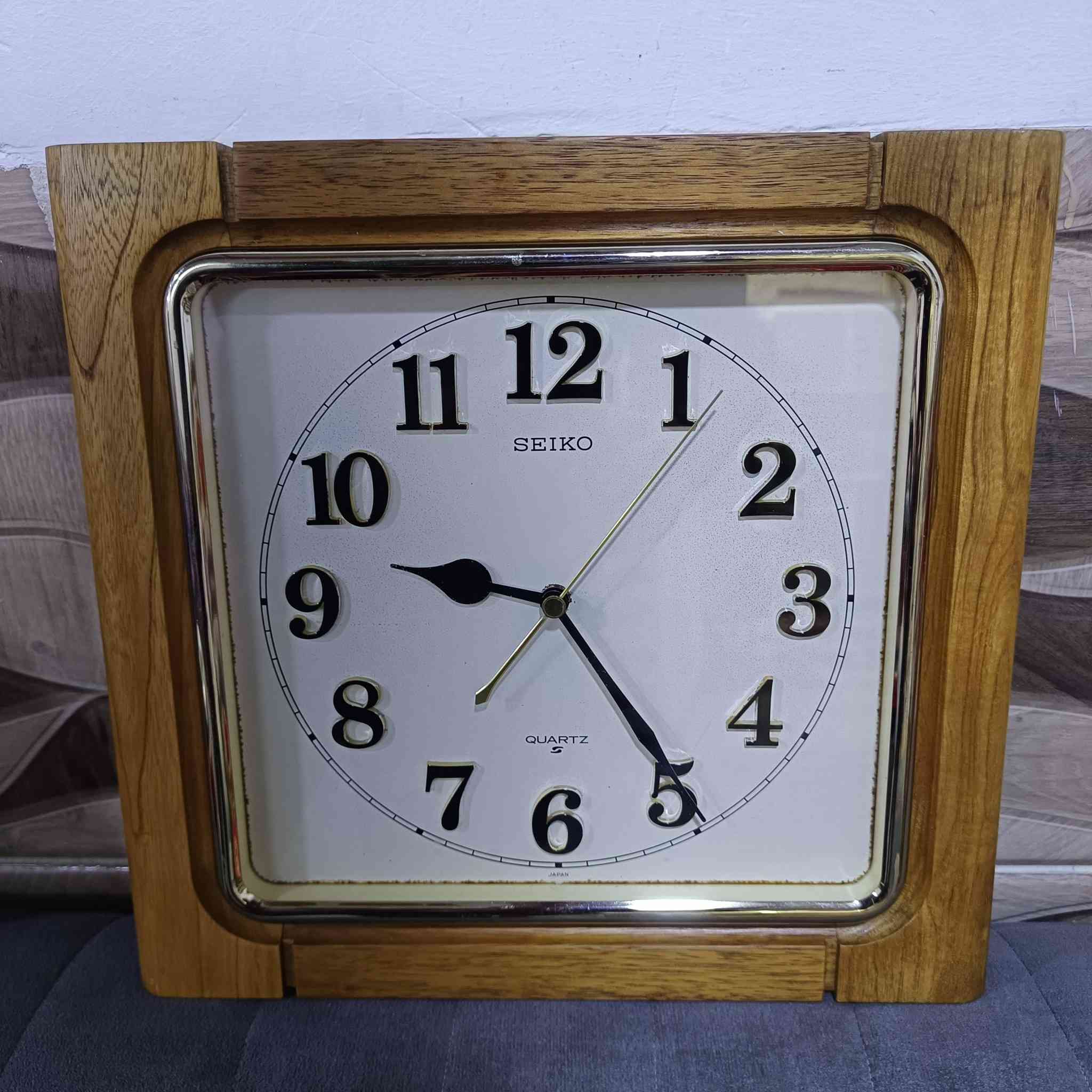 ساعات جدارية اصلية صنع ياباني.. سيتزن . سايكو .. صناعة قديمة مخزنة استعمال يابان فقط الاتصال او المراسلة ***********
