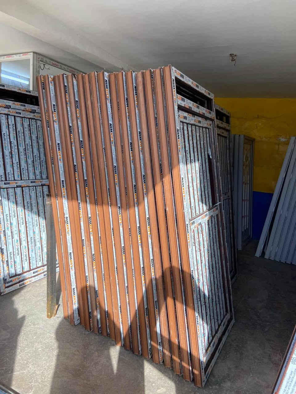 ***********
***********
العنوان تكريت شارع الحولي مال زهور قرب مدرسه نضام مجاور الصيدلية 
ابواب بلاستك جديد الابيض بسعر 60الف والجوزي بسعر 90الف وابواب وشبابيك حديد بسعر مناسب
