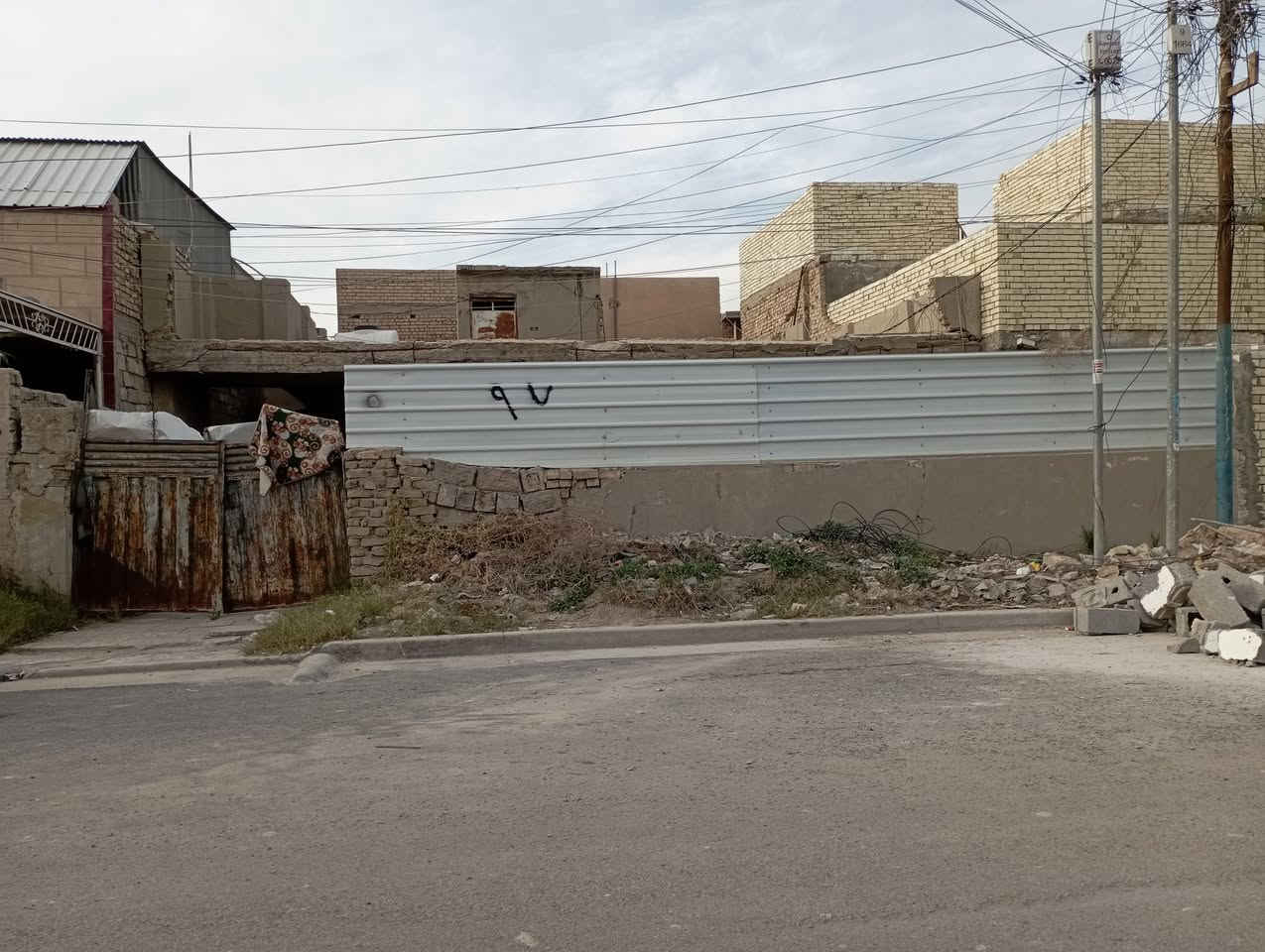 السلام وعليكم
دار سكني البيع مكاني سويب ع شارع موقع كلش مميز ينباع كاع المساحة 208 
سعر المتر مليون 
***********
