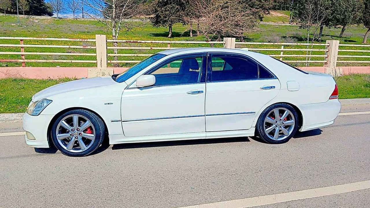 شاهینە2005 بڕاوە182
سەقف ولاشە شوشەیی
سەقف کەڤەرولێدراو بەشەرت
گێڕومەکینە وئەکسل وساردی وگەرمی بەشەرت
کوشن جڵدوهیتەرو ئاوێنە کارەبایی
سەیارەکە جائیزەو هیچ مەسرەفێکی تێدانییە
شوێن سەنگەسەر***********
