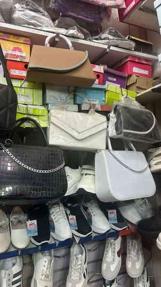 السلام عليكم توجد احذيه رجاليه واحذيه نسائيه وملابس نسائيه توصيل لجميع المحافظات تواصل واتساب عل رقم  ***********
