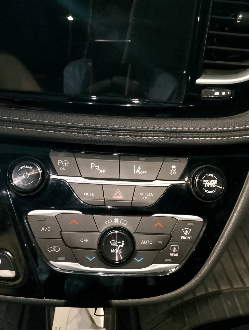 كرايسلر باسفيكا 2024 CHRYSLER PACIFICA HYBRID ✅ 

ثلاث أنظمة - هايبرد - بانزين - بلك ان هايبرد .

موديل 2024 ✅
 
#مواصفات تورنك L فول تجي عدا الفتحة :

1- بصمة تشغيل وابواب بصمة 5

2- هاند بريك بصمة كهربائي

3- محرك 6 سلندر 3600 هايبرد وبانزين بلك ان

4- هيترات بالكشنات

5- رادر امامي وجانبي 

6- بيبان كهرباء ( تحكم ريمونت ) وبصمة أبواب 

7- صندوق كهرباء شفط بصمة 

8- رادار امامي خلفي بريك ذاتي توقف مانع تصادم

9- كشنات جلد VIP منفصل 7 راكب

10- مانع انزلاق 

 11- كشن خزن ميموري حركات 2

12- لايت لد الشكل الجديد 

13- تنبيه الخروج عن المسار 

14- تبريد مركزي ثلاثة قطع منفصل

15- تدفئه كراسي وستيرن تدفئة

16- تحكم استيرن فول 

17- اشاير بالمري وهيترات بالمري

18- تشغيل عن بعد 

19- كير ماوس 

20- مثبت سرعة 

21- منافذ USB و TiBC متعددة خلفية وامامية

22- حاكيات متعددة

السعر 275 ورقه

السياره مكفوله