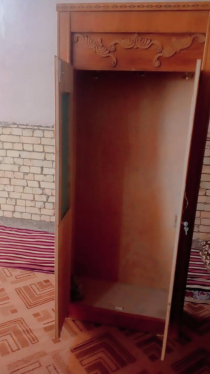 سلام عليكم اخوان عندي زاويه للبيع السعر 100عندي مرايه كامله 150عندي تاج وجربايه ودوشك كامله السعر 250 كربلاء حي المهندسين قرب الف دار تصال واتساب ***********
