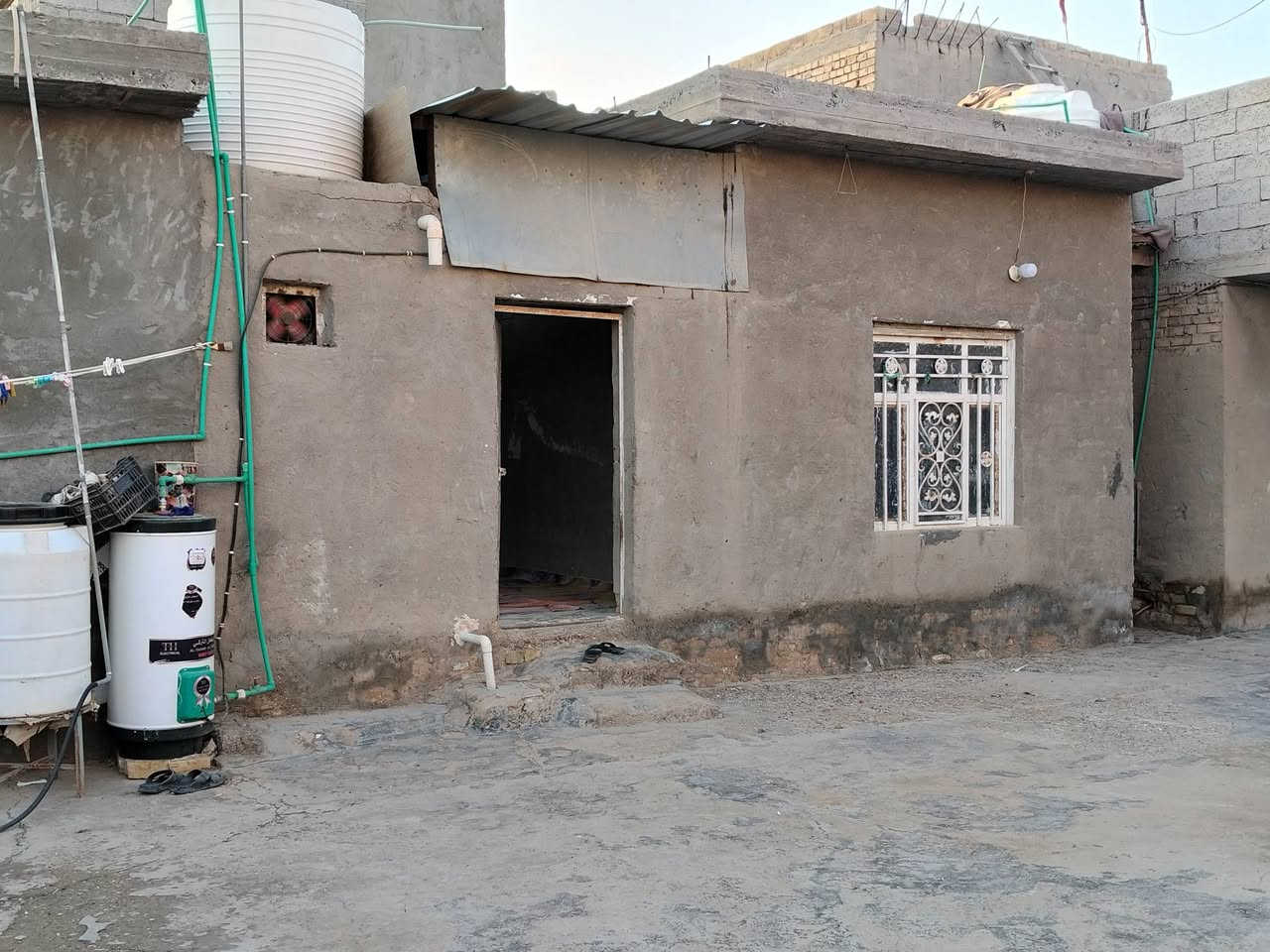 السلام عليكم تلاث بيوت للبيع مساحه 700 متر/تفاصيل أكثر والسعر لاتصال ع رقم *********** مكان دوام  بين شارع عشرين وشارع الثلاجات 👈🏻ملاحضه ينباعن سوه👉🏻
