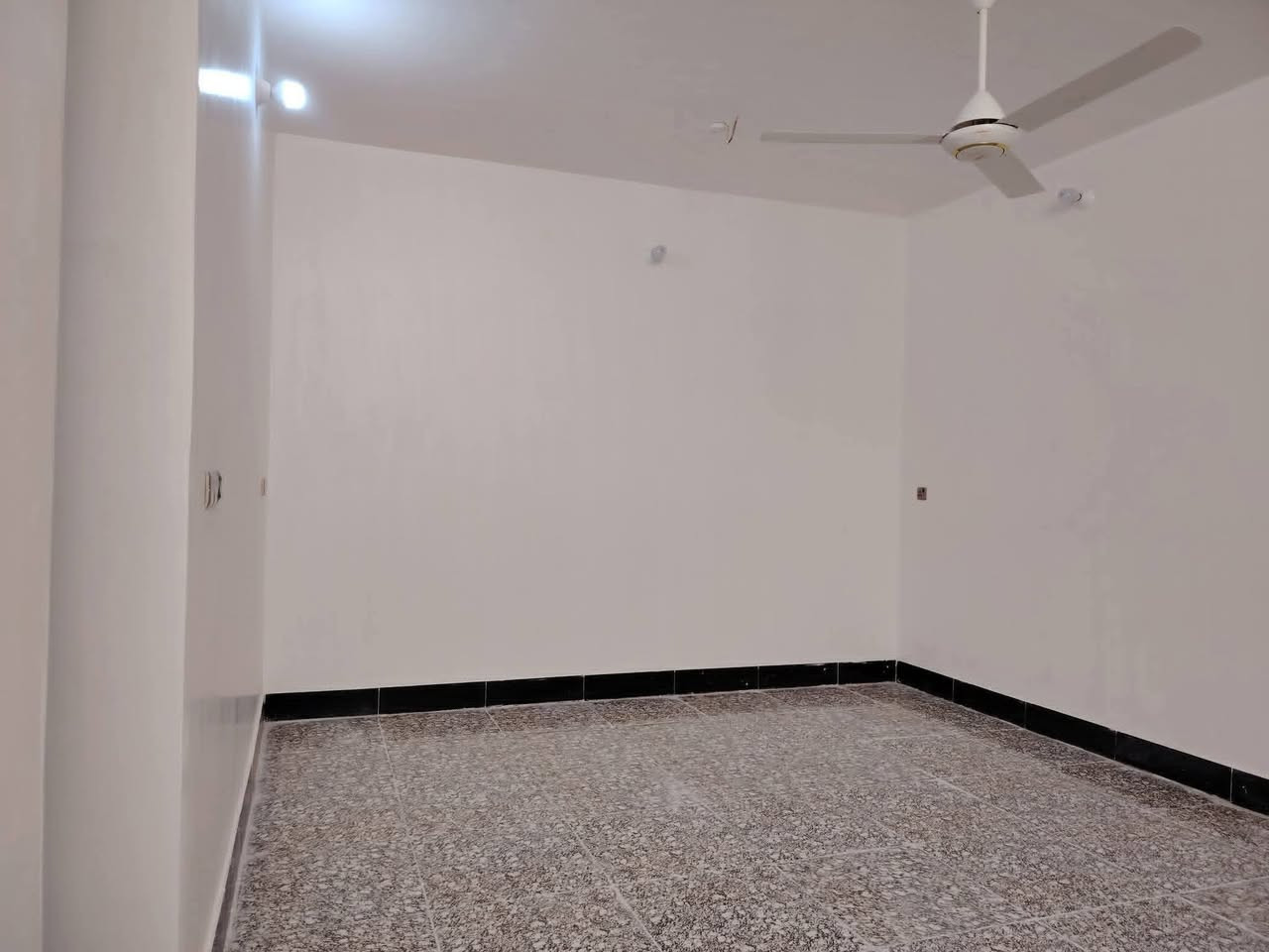 السلام عليكم
يعلن مكتب الخبير للعقارات 
وجود دار مساحه 180م
خلف معارض الميثاق
مكونات الدار //استقبال ومطبخ وغرف نوم عدد اثنان مجموعات صحيه داخليه وخارجيه كراج
البيت جاهز للسكن
السعررر 58مليون

للاستفسار مراجعة مكتب الخبير مقابيل شارع الدوب اومقابيل مركز الشباب
للاستفسار الاتصال ***********
