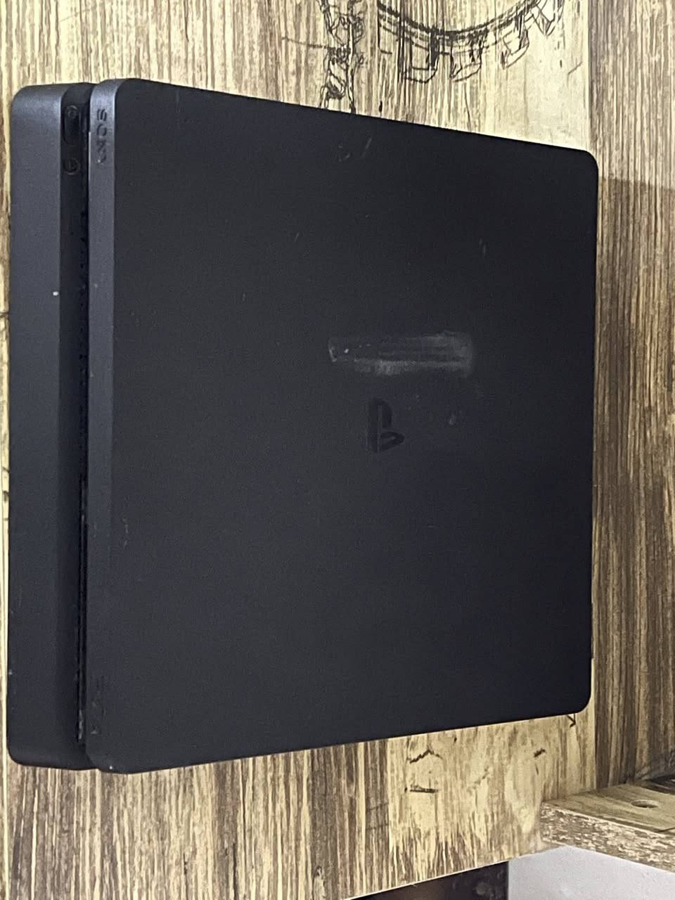 بلي 4 اونلاين 1 تيرا البلي كلش نظيف وما مفتوح بي برغي محتويات البلي كيبل تشغيل وكيبل اجدي وكيبل شحن ومع يدات 2 السعر200 وبي مجال  مكاني زعفرانية للاتصال 0777 064 7241
