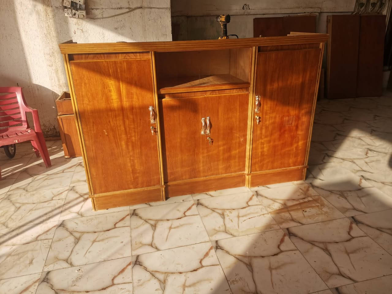 بوفي مترين وربع تزكام درج اولا وج صاج ٤ ملم ظهر ٤ ملم معمل ومعرض السلام العمل الغرف الصاج والكناتير والبوفيات بنوعها شغل درج اولا رقم الهاتف *********** أو على الخاص وبأسعار مناسبة
