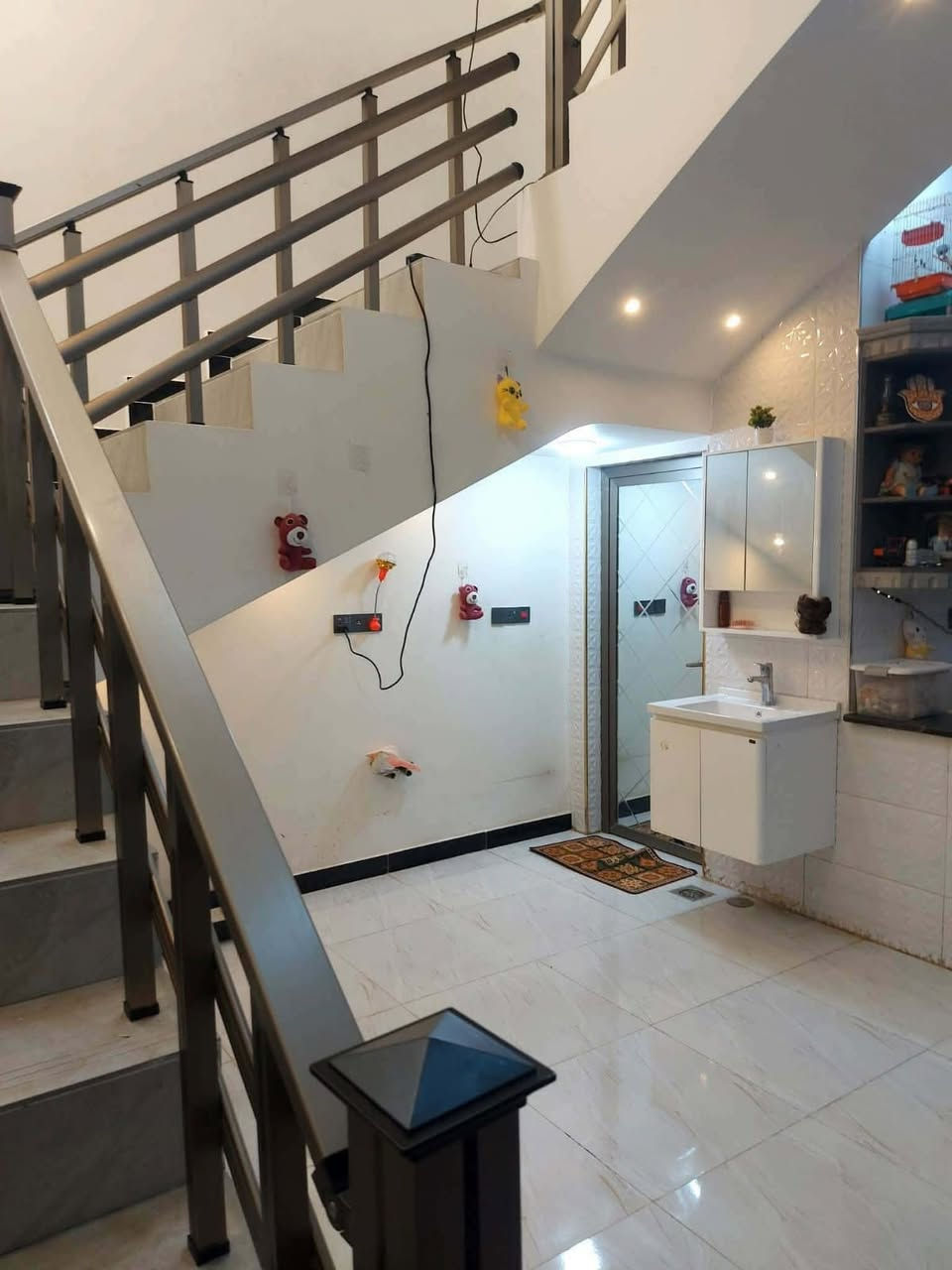 اقرأ المنشور وتصفح بلصور قبل الاتصال
اللهم صل على محمد وآل محمد  ( دار وجار  ) دار سكن  ١٠٠ متر مربع بلكفاءات بستان الجلبي طابو زراعي صرف  سند ٢٥ يعني تفتح بيان وتستلم سند بأسمك ثلاث طوابق الطابق الاول طرمة وصحيات خارجية وهول داخلي مفتوح واستقبال ومطبخ حار وبارد وصحيات مشتركة الطابق الثاني ثلاث غرف نوم وصحيات مشتركة الطابق الثالث بيتونة وسطح الدار بناء وشغل درجة اولى الماء والكهرباء والغاز والسبالت والانترنت والستلايت وكامرات المراقبة وفضلات السبالت تأسيس دفن شبابيك الدار نظام تركي سلايدات  للأستفسار مع صاحب الدار مباشر ***********/ البيع مع الأثاث او بدون الأثاث 
الأثاث الموجود 

مطبخ تركي كامل من طباخ  وغسالة صحون وسنك 
ه شاشات بلازمة حجم ٣٢
سستم كامرات مراقبة مراقبة مع الشاشة 
تخم بهول الداخلي 
٦ مراوح سقفية
٤ غرف نوم  ماليزية احدى الغرف ٣ اسرة 
كيزر حجم الكبير
ماطور ماء 
سقيفة كيسبان خلف الدار
منظومة انترنيت كاملة 
خط مولد ذهبي 
المنطقة راقية وأمان 
الاثاث نظيف جدا جدا استعمال قليل يعني اخو الجديد 
البيع مع الأثاث او بدون الأثاث للأستفسار اكثر علخاص او الاتصال ***********
