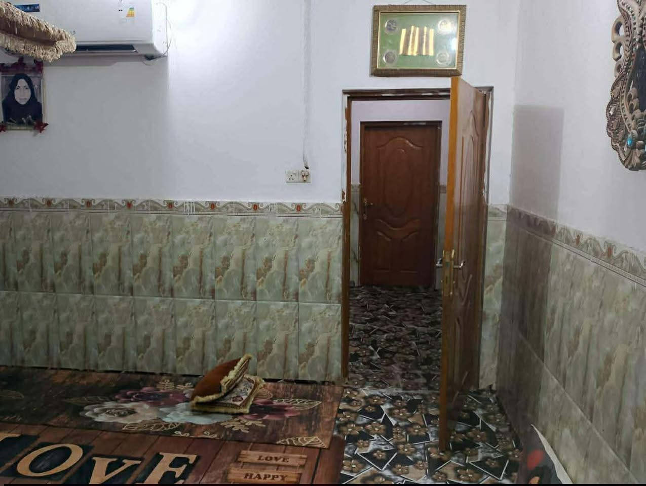 #بيت_للبيع 100 متر 
مطلوب للمصرف العقاري 95 مليون
 اقساط عشرين سنة بالشهر ٤٣٨ الف
موقعه بالنجف حي العسكري مدارس منطقة ال3 الاف
 شارع ١٢ مفتوح على شارع حولي المطار 
خلف مدرسة الكرار و جامع الصادق
  طابق واحد بي غرفة و صالة ومطبخ و استقبال 
وطارمة و صحيات 
اساس وسقف صب وبناء طابوق
سعر البيع ب35 وقابل للتفاوض
مستعدين لنشر كافة عروضكم على صفحتنا 
لمعرفة باقي التفاصيل يرجى زيارة المكتب 
او الاتصال بالارقام التالية واتساب حصرا
 ***********
 *********** 
عنوان المكتب #حي_الغري_شارع_مجمع_العين 
مقابل #حسينية_الإمام_علي_ع 
#عقارات_النجف_مكتب_دار_الأمان_للعقار .
