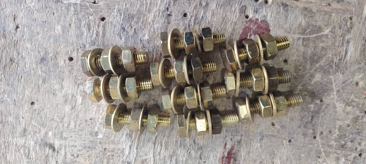 برغي حجم 17 مرفق مع واشرات ونتنات كما موضح في الصور ، حديد مطلي براس ،
سعر الكيلو 3 الاف ، توصيل متوفر جميع المحافظات
تواصل واتساب ***********
