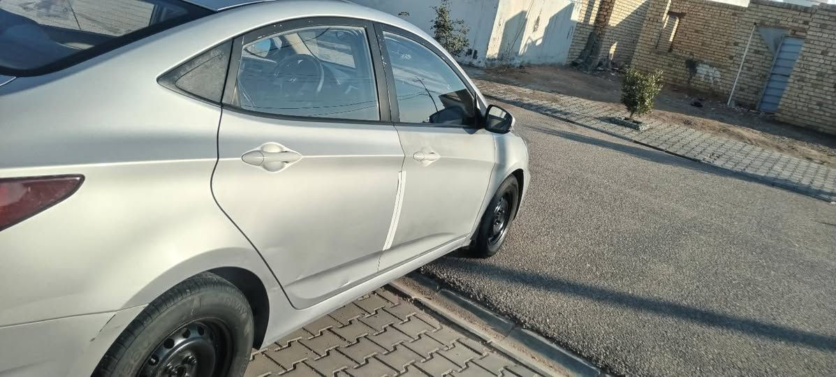 اكسنت مديل 17  بيها فقط باب مبدل
السعر ٩٥ وبيها مجال
***********
