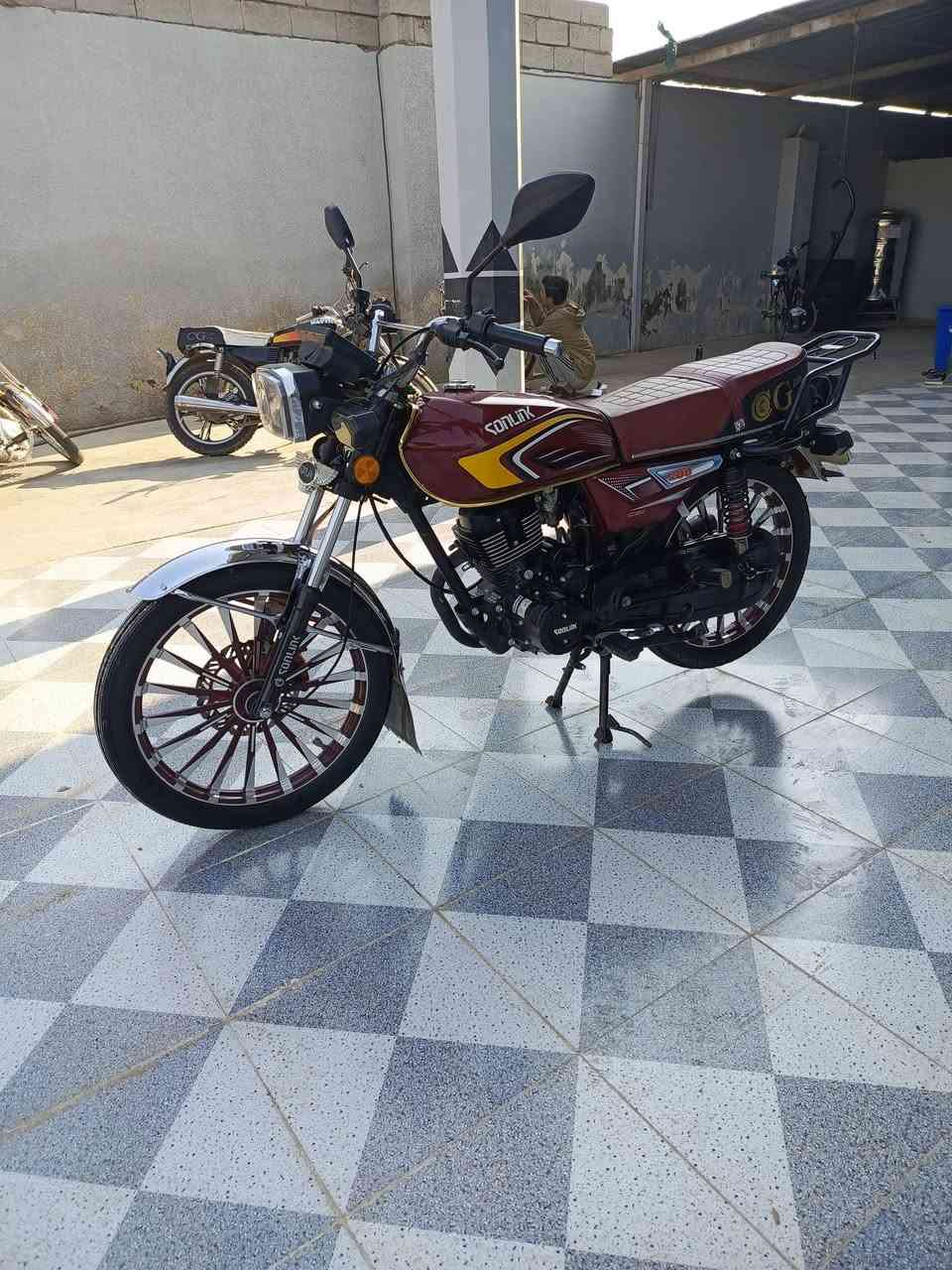 السلام عليكم دراجه للبيع موديل 2025 محرك 200 كفالة عامة الون موراني سويچين 2 بصمتين2السعر خاص المكان ديالى خان بني سعد الرقم ‏‪***********‬‏
