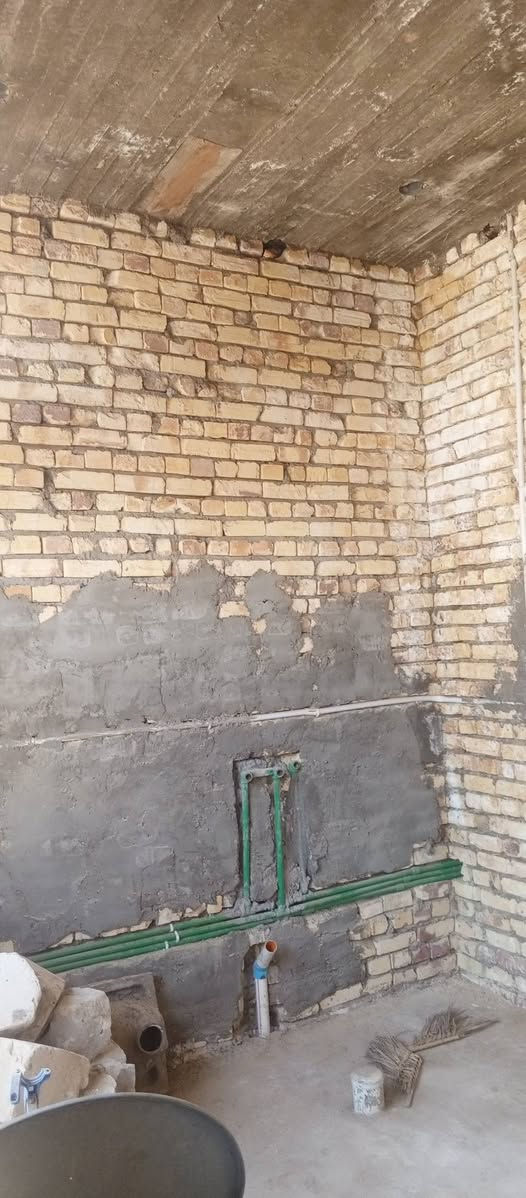 السلام عليكم بيت للبيع في حي الامامين قريب على الامام الحسين المساحه 100م الواجه 8 والنزال 12 ونص بناء حديث صب كونكريت ماي مجاري كهرباء كله كامل مجاري عامه  يحتوي على استقبال وصاله وغرفة نوم ومطبخ وحمام داخلي وحمام خارجي السعر 43 وبي مجال قليل ***********
