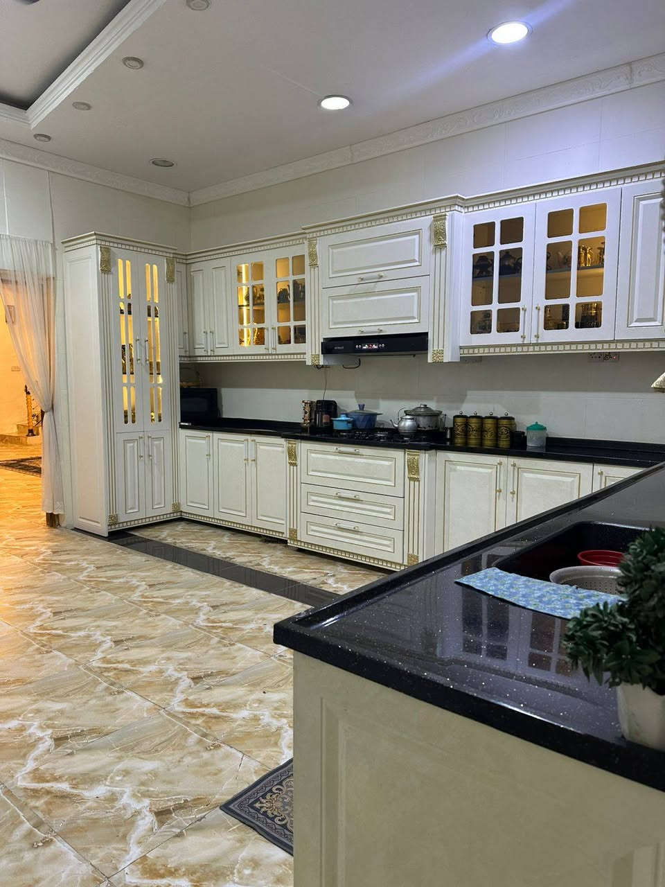 بيت للبيع ياسين خريبط مساحه 240  مالك صرف طابقين 6 غرف وصالتين ودوانيه ومطبخ وصحيات 5 وغرفه بيهه حمام حديقه حلوه وكراج سياره بيت حلو مرتب موقعه في زون الثالث قرب مشتل النرجس موقعه حلو كلشي قريب علي السعر 470 وبي مجال مكاني بصره ياسين خريبط هاذ رقمي ***********
