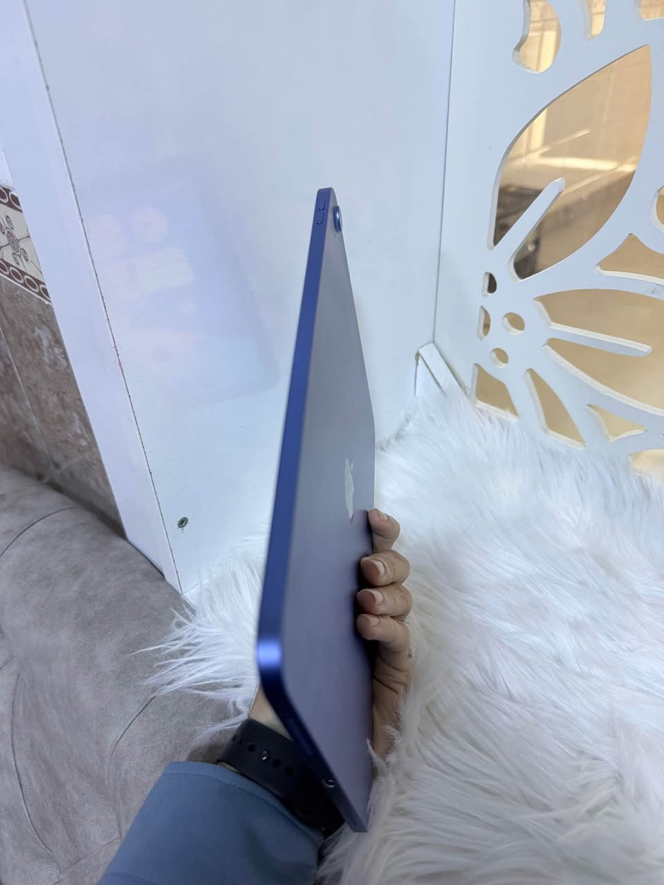 ئایپاد ١٠ شتێکی هەتا بڵێی جوان و خاوێن
زاکیرەی ٦٤ گێگا ڕەنگی شین کێبڵی بیلادی لەگەڵە
هیچ کێشەیەکی نیە هەمووی بە زەمان نرخی ٢٩٩ هەزارە گەیاندن هەیە 
ناونیشان هەولير قەڵاتی نوێ مۆبایلی هاوکار
*********** أربيل, العراق
