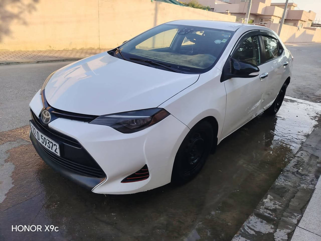 سلام عليكم للبيع كورلا 2017  مواصفات ال اي ابيض ثلجي داخل وخارج سياره جدا نضيفه داخل لونين سياره بيها باب واحد صبغ سونار موجود بلمنشور سعر 135 وبيها مجال مكاني كلار اسفسار اكثر اتصل ***********
