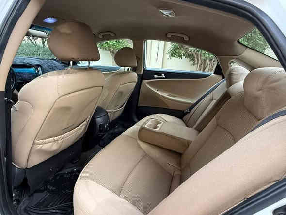 سيارة سوناتا خليجي 2012 
شرط كير محرك صدر امامي خلفي جاهزها اربعه تايرات جددت سنويه وارقام جديده موصفات معروفه بيها 3 قطع صيغ بدون اي دواخل سعر 120 
***********
