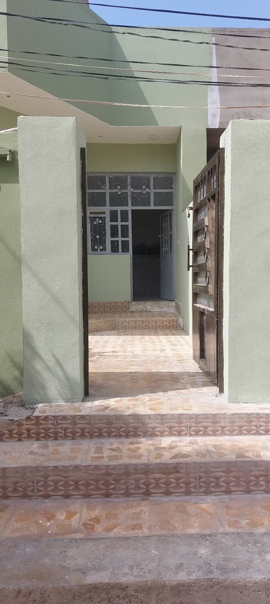 بيت للبيع مساحة ١٢٥/م   السعر ٩٧وبي مجال /المفرق /قاطع خليل الصالح /بالقرب من جامع حاج نعمة شارع ابومقداد 
يحتوي على 

الطابق الأول 

١_غرفة نوم  +صالة +استقبال +مطبخ +صحيات 

الطابق الثاني 

٢_غرفة نوم +صالة +حمام+سطح +بيتونة 

الاستفسار الاتصال على الرقم (***********)
