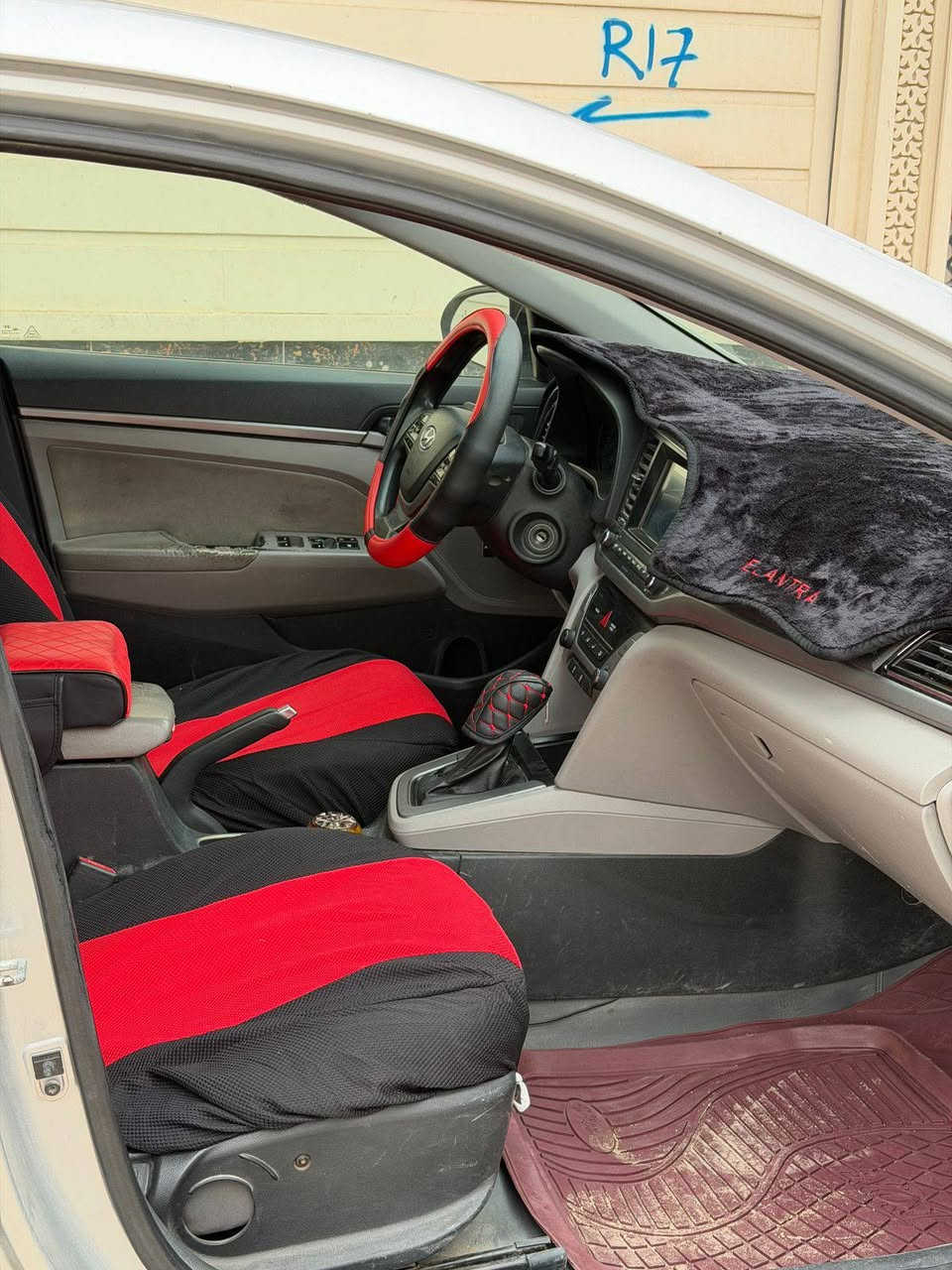 سلام عليكم البيع هونداي إلنترا موديل 2018 وارد امريكي بدون حادث البنيد سرقه ومبدل والجاملغ بي صبغ وصار بيها بالعراق تبديل صندوك بدون دواخل وباقي مكفولات مواصفات السياره شاشه تحكمات ستيرن رادار جانبي وباقي المواصفات  سيارة   سيارة جديدة وجاهزة من كلشي تبريد ثلج حدادية تخم تاير كير ومكينة 2000 دوش مكفولات  سياره احله من صور السعر 105 لاستفسار علا رقم *********** السياره بيها سونار الي يحب يشوفه يتفضل خاص
