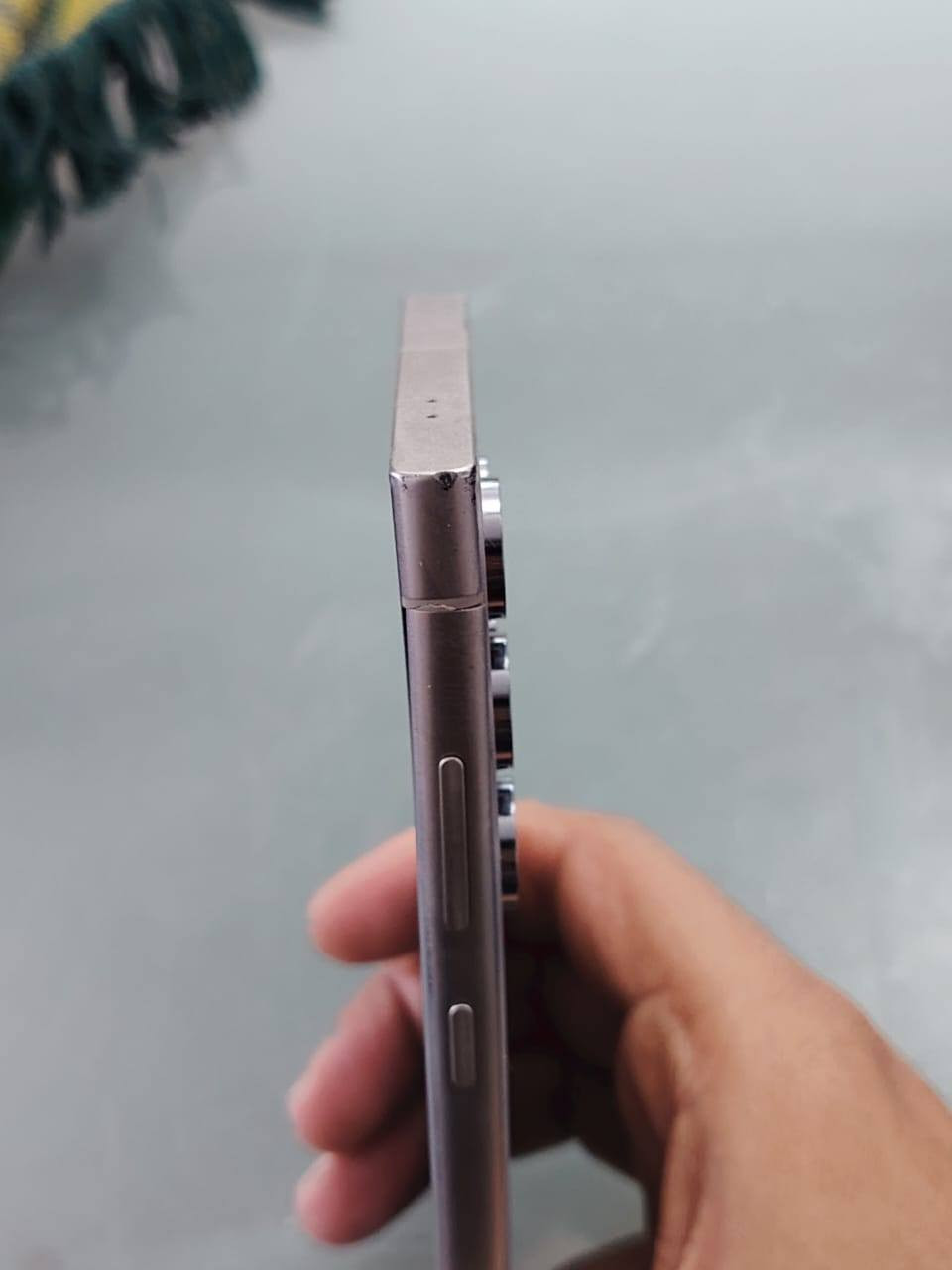 سلام عليكم 
موبايل سامسونك الاترى ٢٤
لون رصاصي موبايل بي ضرار بشاصي والضهر مبدل الكامره واكفه كارتون وضمان سنتين بعده بضمان كايبل مالته الأصلي مكاني بغداد 
***********
السعر ٥٥٠
