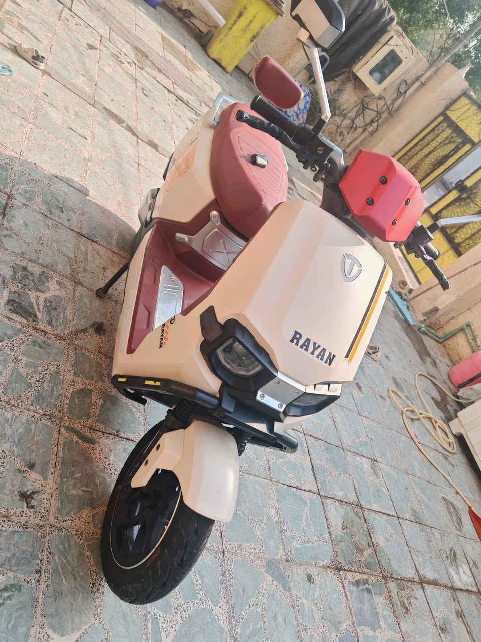 السلام عليكم دراجه شحن للبيع ريان وحش الكون ماشيه 53 كيلو بعدها جديده وصلها موجود دبل بصمه كلها شغاله سعرها 950 وبيها مجال بسيط العنوان بغداد الشعب استفسار على هذا الرقم***********
