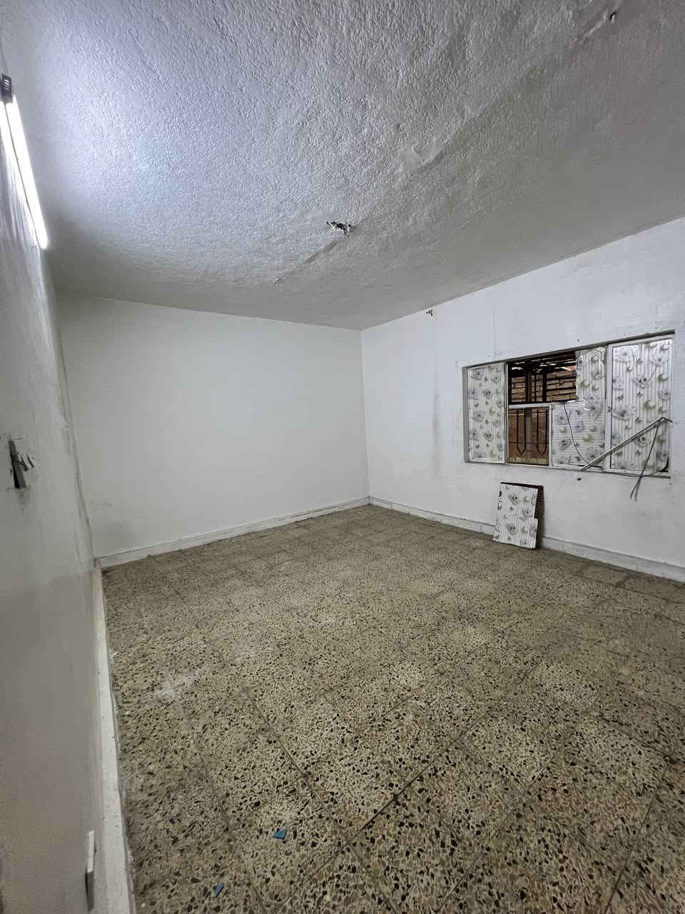 السلام عليكم بيت مساحه 200 متر طابقين طابو صرف ابو دشير شارع الضغط بالنهايه الضغط ***********
