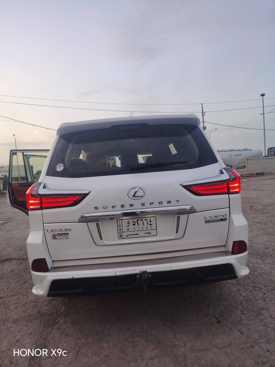 سلام عليكم
لكزز موديل 2017 خليجيه صبغ باب وجاملغ الخلفي جهة السائق اثر شخط مكينه ٥٧٠٠ /٨ سلندر
السياره فول الفول السعر أتصل واني خادم ***********
