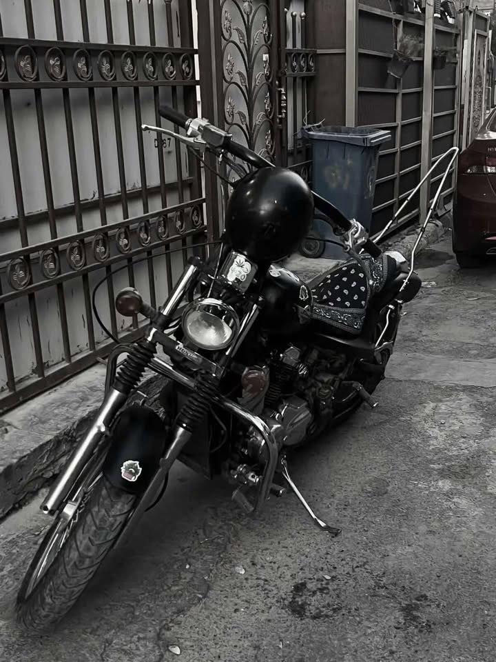 السلام عليكم
هارلي ستد للبيع 
الدراجه كلش حلوه ونضيفه ناقصها بس تنضيف كابريتر وهاهيه وكافل كير ومكينه الشراي يتواصل وياي عله رقمي هذا *********** السعر مليون و500وبي مجال حك الجيه الله شاهد الدراجه مصروف عليها
