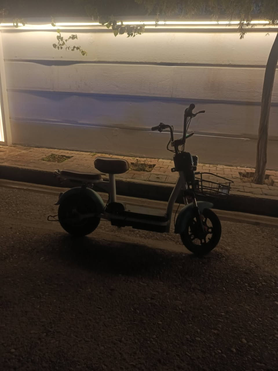 السلام عليكم دراجه شحن حجم 14 لون سمائي وابيض موديل
2023  نضافه 100/100 تجي تفحص وتاخذ اشاير كلشي شغال غراضه كامله موجودات مرايات تجايه للمقعد الخلفي سعر الدراجه 225 وبيها مجال لطيبين مكاني كركوك حي الاسرى والمفقودين هاذه رقمي خابر وبيك خير وتدلل *********** واتساب هم بي
