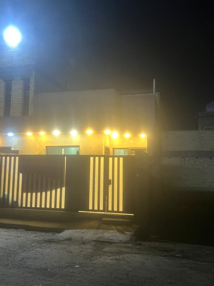 بيت ١٢٥  الشعلة الدوانم سند ٢٥ طابق واحد شارع البلوك  بلبداية عل الشارع الرئيسي موقع مميز قريب على شارع ال٥ كيلو 
خدمات كامله مي ومجاري 
يحتوي على عل مطبخ  واستقبال وصاله مفتوحه وحمام وغرفة نوم  بيبان قاصة تركيه الحمام والمطبخ كله لوح / ارضية مرمر البيت فول
الاتصال ***********
