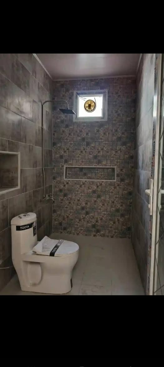 دار للبيـــــــــــــع زيرو صفر مساحه ١٤٠م واجهه ٧م نزال ٢٠م يحتوي الدار
عل طابقين الطابق الاول كراج سياره مجمع صحيات خارجيه 
مطبخ و استقبال صالة غرفه مجمع صحيات داخليه منور 
طابق الثاني صاله زغيره غرفه مجمع صحيات درج صطحين
الموقع حي الفرات شارع شركه حمو رابي قريب عل شارع حمو رابي المنطقه مخدومه الاستفسار ☎️اتصل وتساب  *********** او اتصل مازنجر وشكرا للجميع
