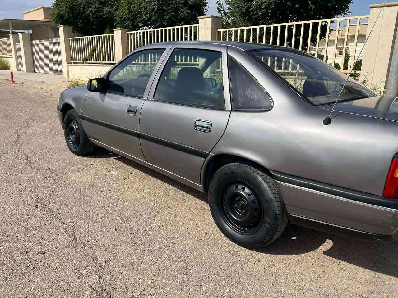 ئوپل موديل1991
مكينه 18ئه ورو پى به شرت 
گير عادى به شرت
كاره باى به شرت 
چوار تيه ى زؤر با 
بئ دعمو لئدراوى 
فحص بغداد به سرتى ئوه ليأتو بئ كيشه 
پيشى تازه دا گيراوه هـه موى تازه يه 
دوايشى تازه داگيراوه 
سه ياره نمونه يه له جوانى 
گيچه كانى هـه موى ئيشه كات 
نرخى 22مه جاليكى برايانه 
گورينه ناكم 
ژ. م*********** Singapore
