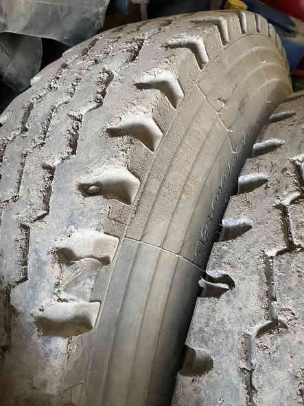 ياالله سلام عليكم عندي زوجين تايرات ٢٠/١٢٠٠نضافتهن فوك النص هنة ويلاتهن مكانهن جسر ديالى الجديد كراج الياسري رايدهن ب٦٥٠الف ***********
