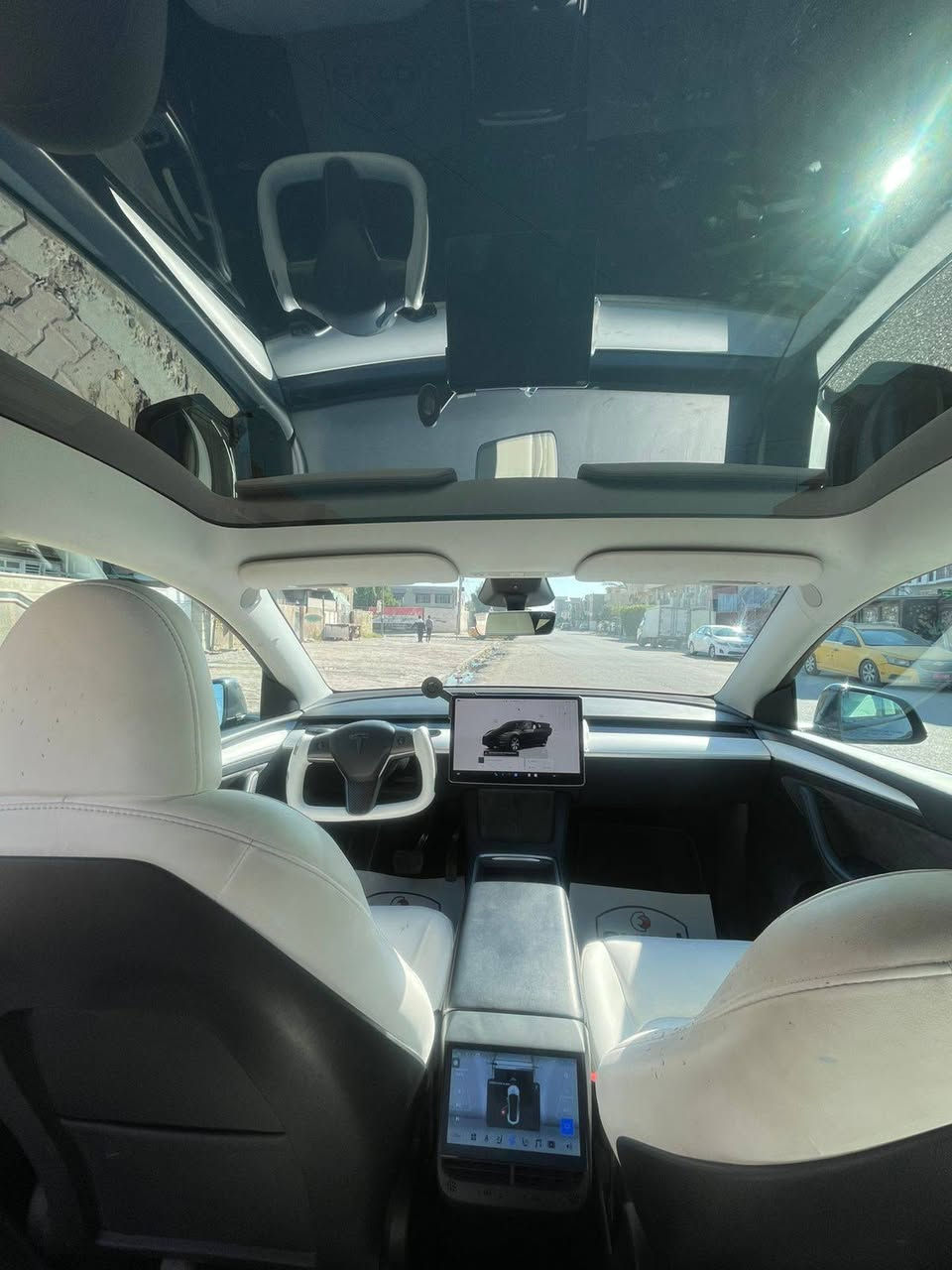 تسلا مودل y
1 الستيرن 
2 اضافة الشاشة الخلفية 
3 ضوء اليدة 
 التفاصيل والمواصفات
​الموديل: Tesla Model Y
​سنة الصنع: 2023
​عدد المقاعد: 7 ركاب (عائلية) 👨‍👩‍👧‍👦
​المسافة المقطوعة: 50,000 كم فقط.
​الحالة: أون لاين (نظيفة جداً).
​نظام القيادة: متطور مع كامل تقنيات تسلا المعروفة. 
الحادث : موضح بل صورة جزء الخلفي فقط 
مواصفات : السيارة مليانة مواصفات ماتنعد ولا تحصه شنو ابالك موجود 
الرقم : بغداد وجاهز 
​السعر المطلوب:
​💰 23,000 دولار أمريكي (شدتين و30 ورقة)
​📱 للتواصل والاستفسار:
يرجى الاتصال على الرقم التالي:
***********
