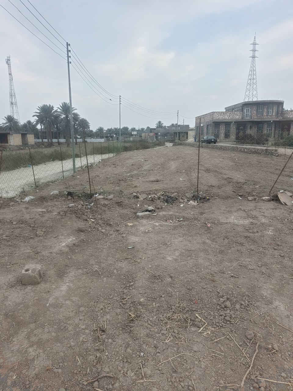 سلام عليكم قطعه للبيع مساحه ٧٠٠متر ركن ع شارع حله بغداد العام واجهه ١٦متر والباقي نزال جنس العقار اصلاح زراعي موقع الارض بالقرب من معارض المحاويل للسيارات مقابيل شارع السده علما ان القطعه المذكوره متوفره فيها كامل خدمات  ومدفونه وجاهزة الأي مشروع تجاري او سكني للأستفسار ***********
