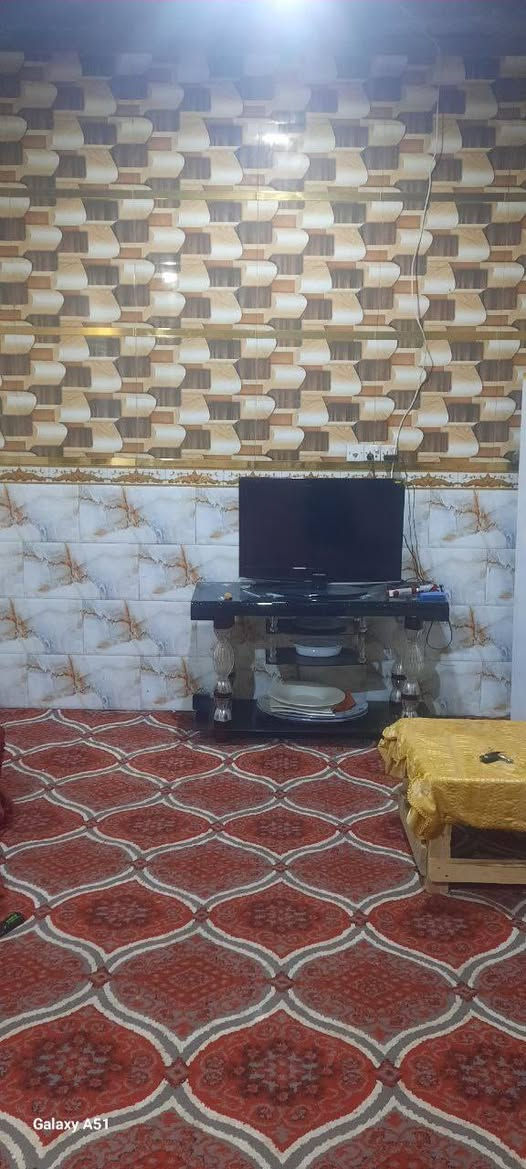 السلام عليكم
بيت للبيع المساحة 200 م في الحي الجامعي قرب مدارس المتميزين بناء 2020 طابو صرف 
البناء غرفتين 5في 4 صالة8في 4 مطبخ 4في 4
استقبال7في 4 ساحة 5 متر 
صب مسلح رباط ارضي 50 سم في 70 
طابق واحد مسلح نواقص البيت ارضية صب وليس كاشي بيبان خشب داخليات ما مركبهن 
ابياض لبخ كهرباء كلة دفن بوري سيراميك كامل 
البيت على ساحة عامة يعني حديق خظراء 
ستارة الوجة غير مبنية ((السعر 185)) 
وبية مجال بسيط حق الجية 
تليفون صاحب البيت ***********
