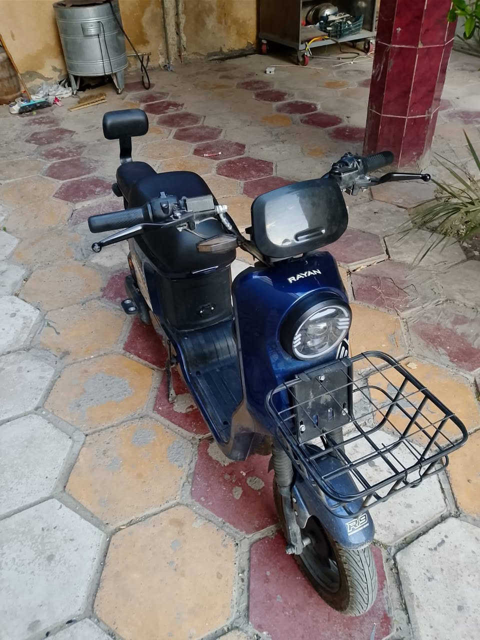 سلام عليكم 
للبيع 
دراجة شحن اخت جديده
عنوان
شهداء البياع شارع المضخه
***********
