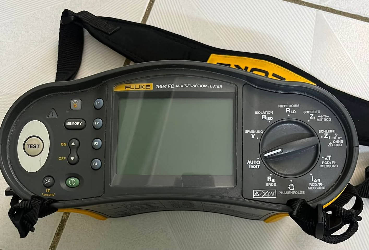 السلام عليكم
للبيع جهاز Fluke 1664 FC الأصلي، من أفضل أجهزة فحص وفيشنغ (Testing & Commissioning) التمديدات الكهربائية، ويُستخدم من قبل المهندسين والكهربائيين المحترفين وشركات المقاولات.

حالة الجهاز:

* استخدام شخصي وخفيف جدًا.
* الجهاز بحالة ممتازة ويعمل بكفاءة 100%.
* بدون أي أعطال أو مشاكل فنية.
* نظيف جدًا كما هو موضح في الصور.

مميزات الجهاز:

* فحص العزل (Insulation Test).
* فحص استمرارية التوصيل (Continuity).
* قياس مقاومة الأرضي (Earth Resistance).
* فحص RCD بجميع أنواعه.
* قياس Loop Impedance.
* قياس الجهد والتردد.
* يدعم حفظ نتائج الفحص وإرسالها عبر تطبيق Fluke Connect.
* جهاز معتمد ويُستخدم في فحص المشاريع والمنشآت الصناعية والتجارية والسكنية.

الجهاز مناسب لـ:

* المهندسين الكهربائيين.
* الكهربائيين المحترفين.
* شركات المقاولات.
* شركات الطاقة الشمسية.
* معامل ومصانع الصيانة.

الجهاز أصلي 100% وتم شراؤه من ألمانيا، وليس تقليدًا.

للاستفسار أو التواصل، يرجى مراسلتي على الخاص


**إذا كنت صاحب هذا الإعلان وتريد حذفه لأي سبب، رجاءا أرسل رسالة إلى الدعم الفني**