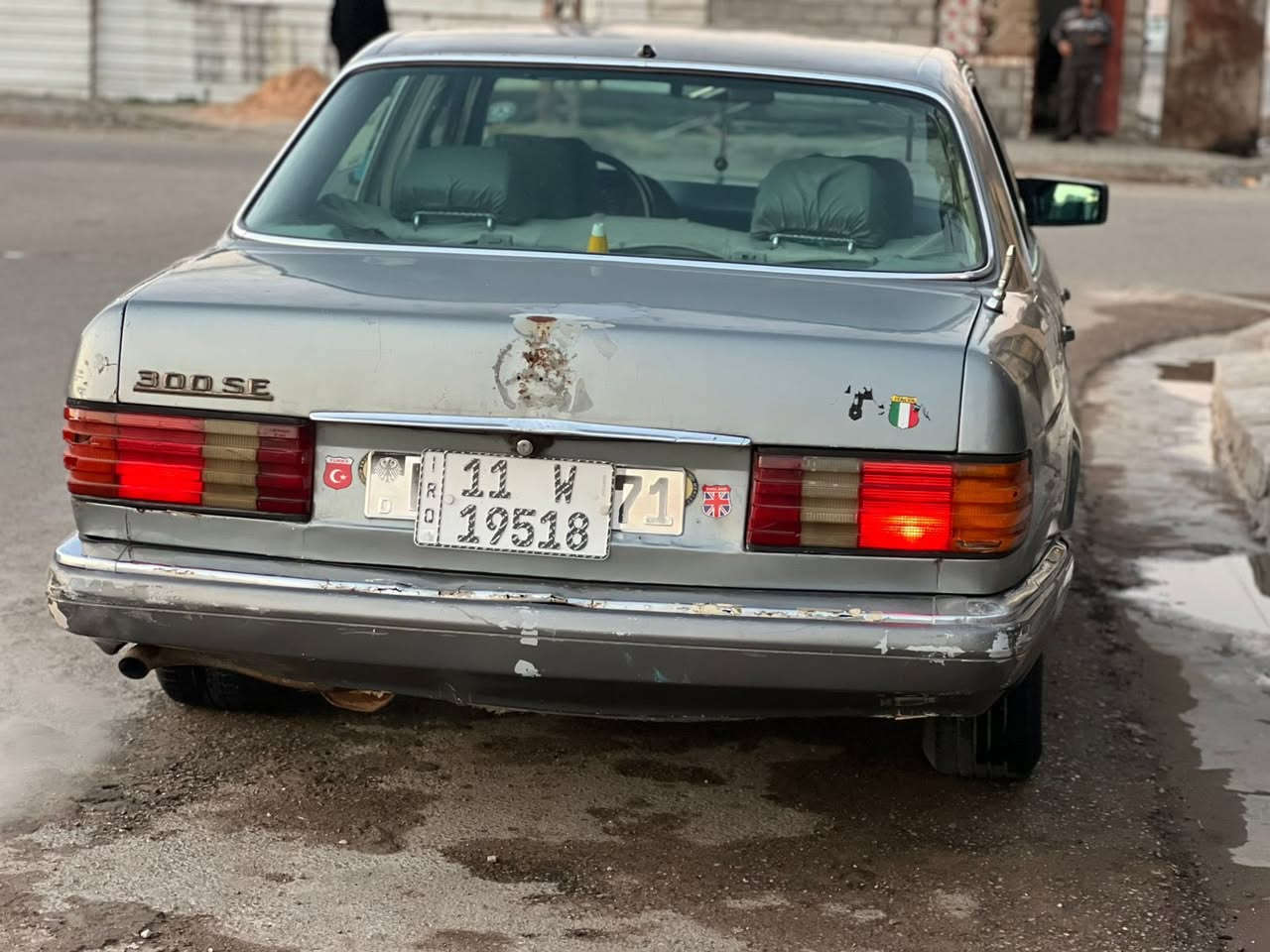 السلام عليكم مارسدس للبيع موديل ١٩٨٧
رقم بغداد جديد مكينه في في تي جدد تبريد ثلج 
كهربائيات كلها شغاله فتحت القامه شغاله طكتين 
بيها جراد لاخياسات ولا ضربه يراد فقط صبغ 
تخم تاير 
 مكاني بغداد الحسينيه مال راشديه 
 سعرها ٤٨وبيها مجال 
***********
***********
