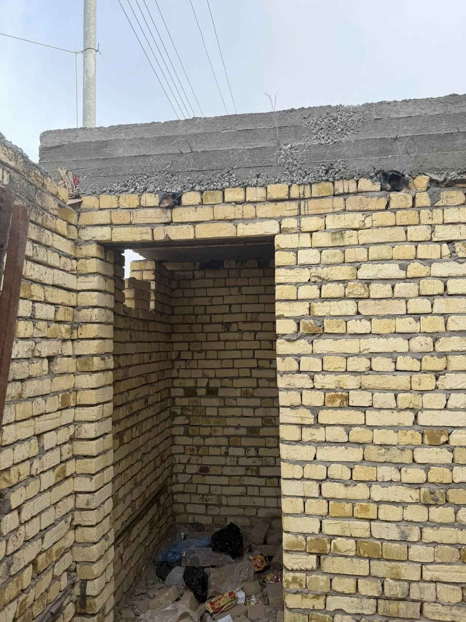 للبيع هيكل مسقف المساحه ١٥٠ متر منطقة حي العسكري يتكون من غرفه نوم وبراني وصاله ومطبخ وصحيات يمكن سحب اسكان عليه السعر خاص ***********

