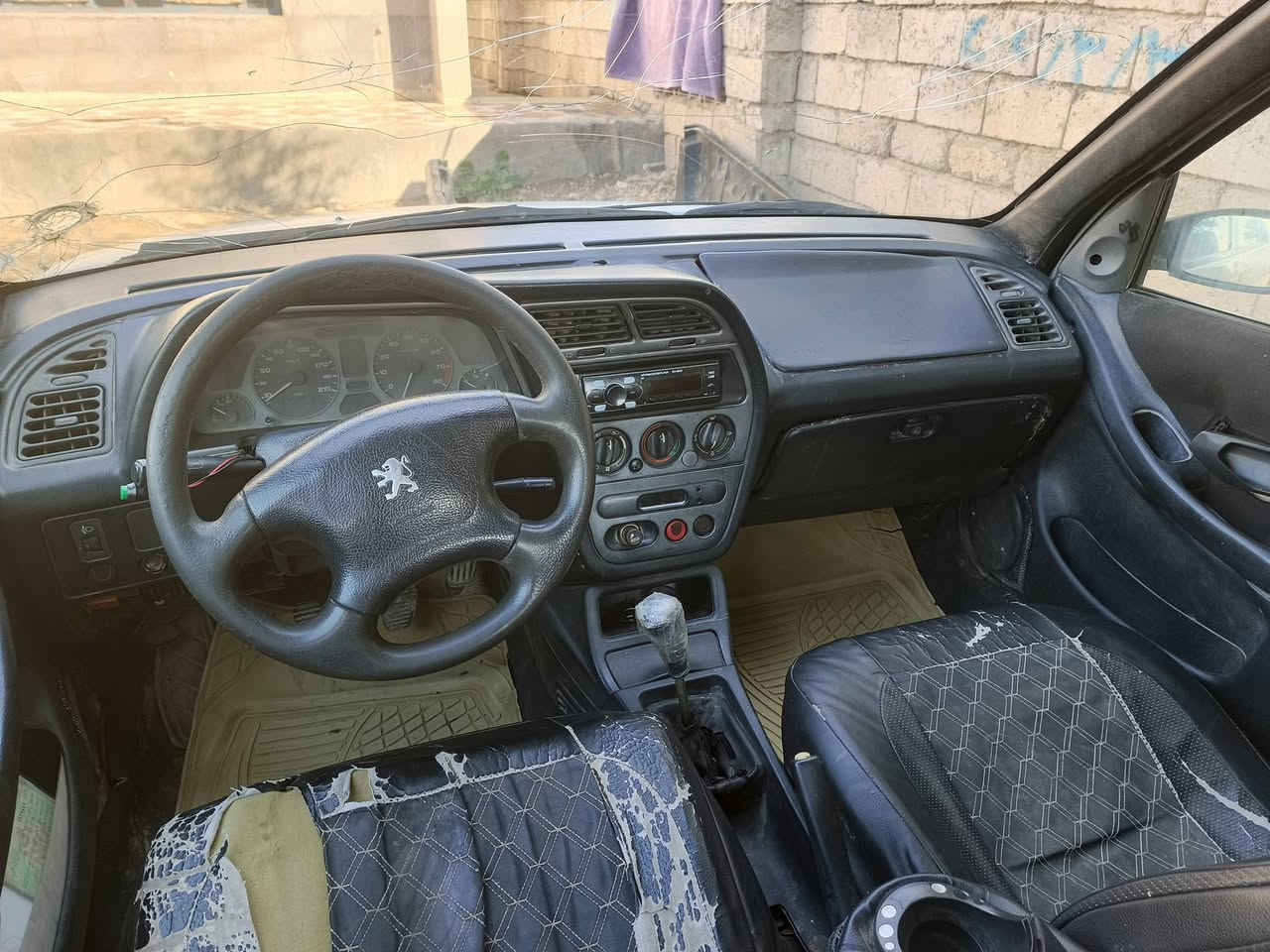 السلام عليكم. بيجو 2002السياره غير حره(مطلوبه) 
كير محرك فول تخم تاير جيد صدر نص عمر السياره شغاله وخير من الله السعر المطلوب 20وبيه مجال 
***********
