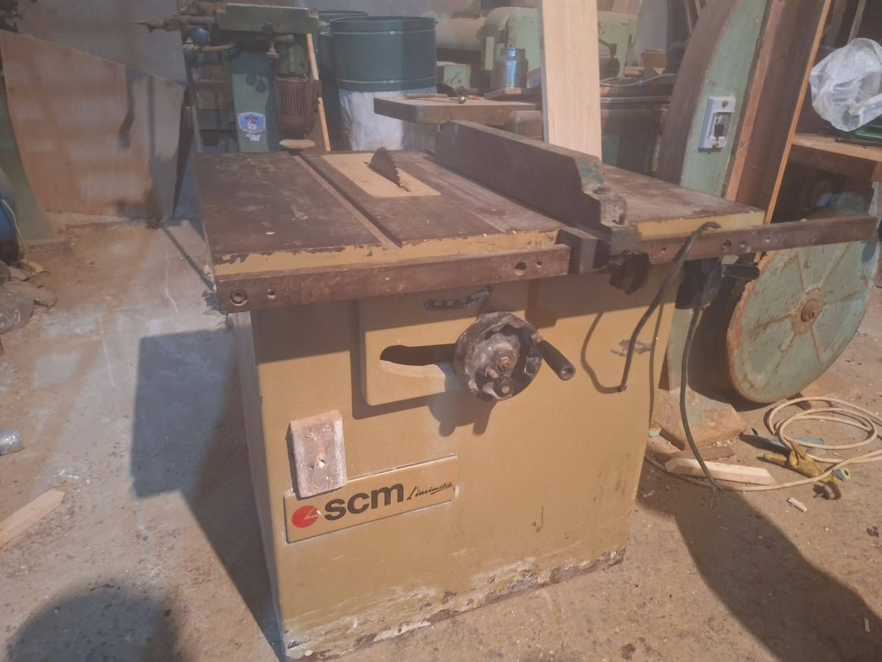 منشار ايطالي  وفريزه ايطالي ماركه اس سي ام العنوان ميسان المجر الكبير ***********
