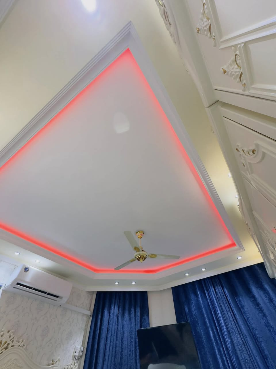 البيت يحتوي استقبال وهول جبير و مطبخ حار وبارد و 3 غرف نوم و 3 حمامات. وكراج خارجي للسيارة وحديقة. للستفسار الأتصال على الأرقام ***********. ابو سجى البياتي 
‭٠٧٨٥ ١٤٢ ٨١٩٩‬  ابو سجاد البياتي
